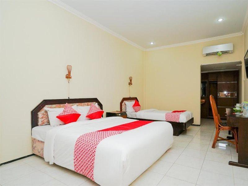 Oyo 1652 Hotel Tampiarto Probolinggo Exteriér fotografie