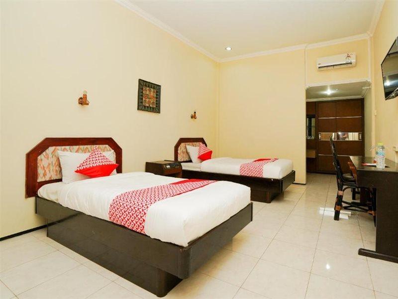Oyo 1652 Hotel Tampiarto Probolinggo Exteriér fotografie