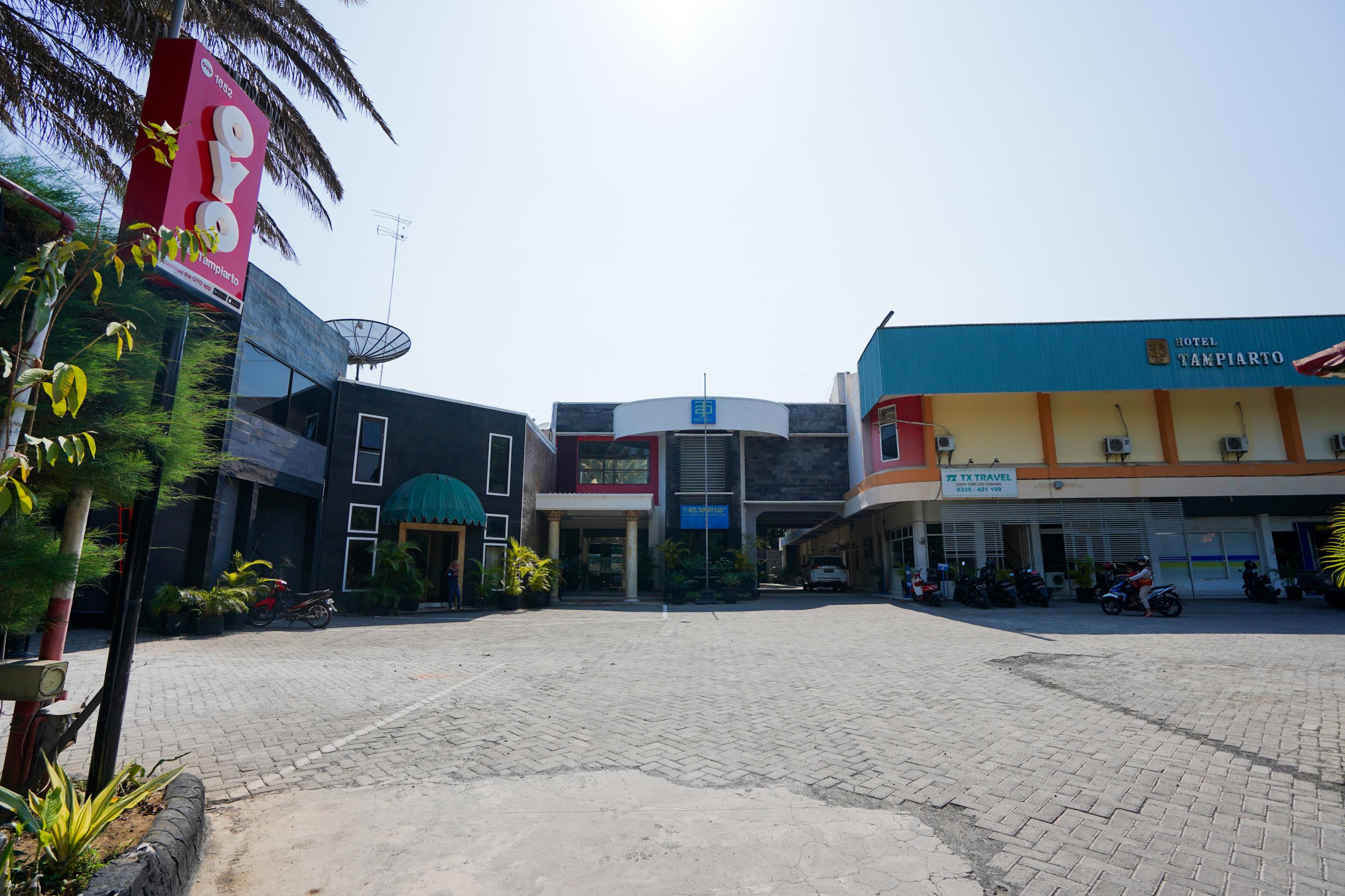 Oyo 1652 Hotel Tampiarto Probolinggo Exteriér fotografie